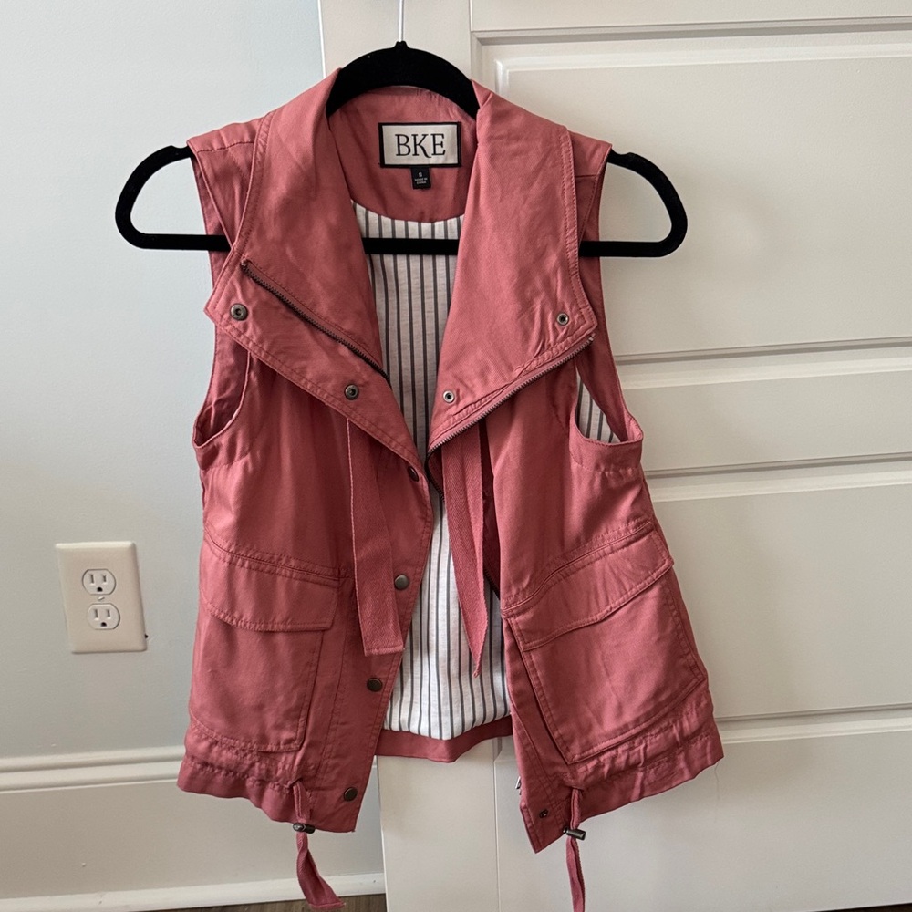 BKE Women's Rose Vest